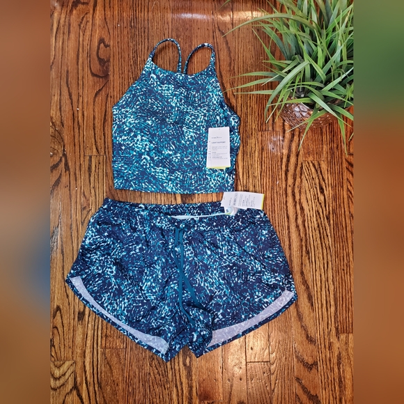 Old Navy Set Dry Liner Athletic Short, Light Support PowerSoft Bra - Picture 5 of 9